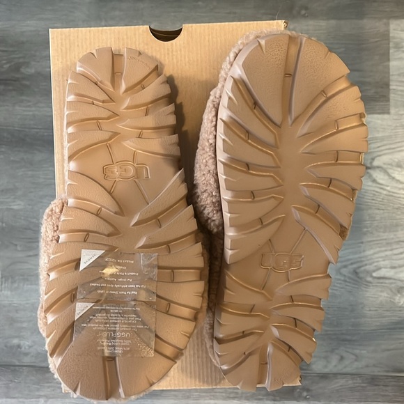 Like NEW! Ugg Slippers - Picture 4 of 4